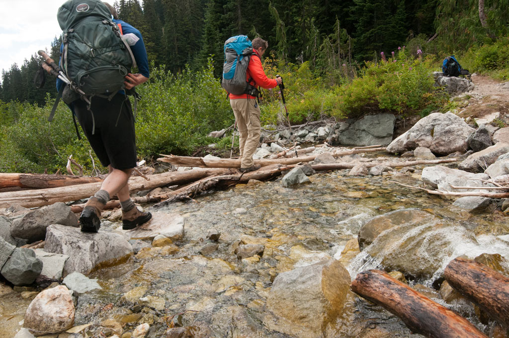 backpackers-crossing-a-stream